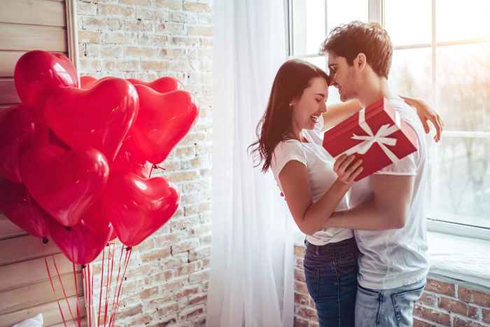 Undersøkelsen sier at menn forventer at kvinner vil bruke store dollar på Valentinsdag