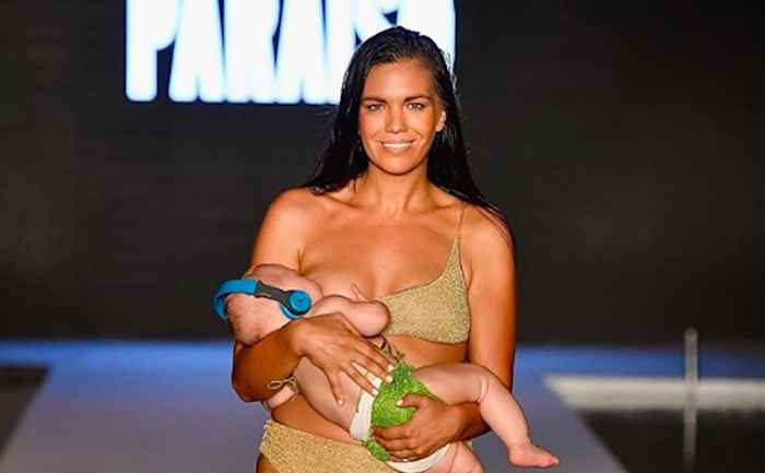 Esta supermodelo caminaba por la pista mientras amamantaba las fotografías