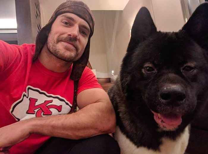 Henry Cavill diz adeus ao seu infame bigode do caminho mais hilário