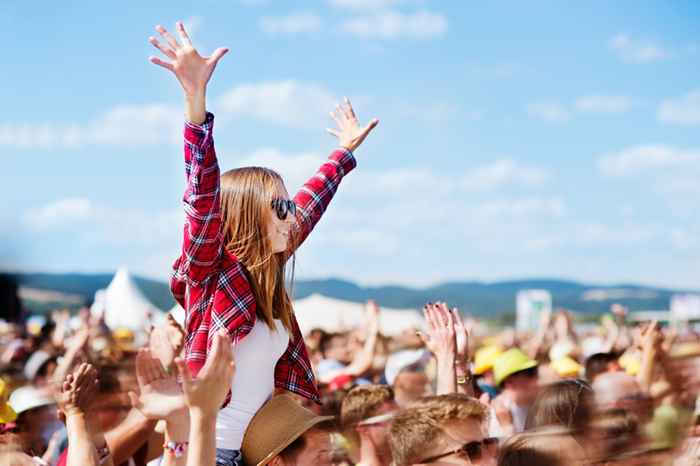 Aqui está todas as músicas do verão nos últimos 50 anos