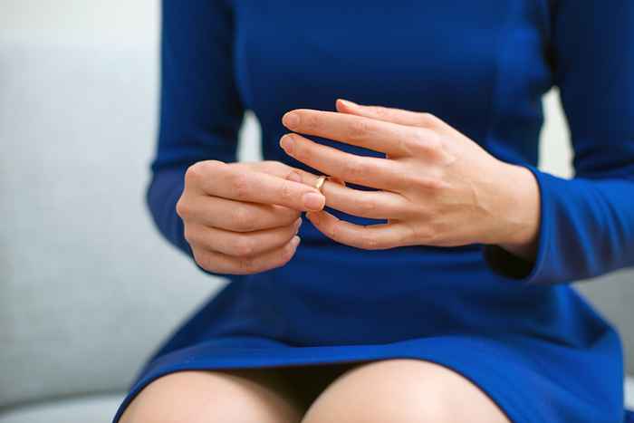 He aquí por qué las mujeres se están quitando los anillos de boda antes de las entrevistas de trabajo