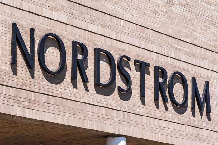 Correntes de roupas, incluindo Nordstrom, estão fechando lojas, a partir de 13 de maio