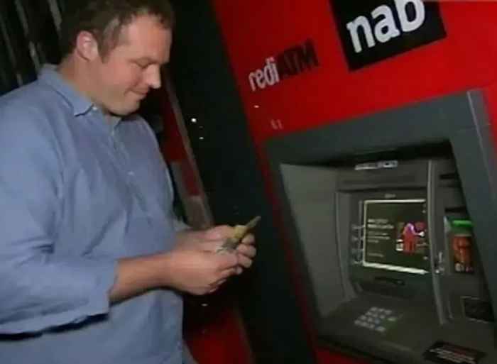 L'homme trouve accidentellement un problème ATM et se retire 1 $.6 millions, ce qui s'est passé ensuite