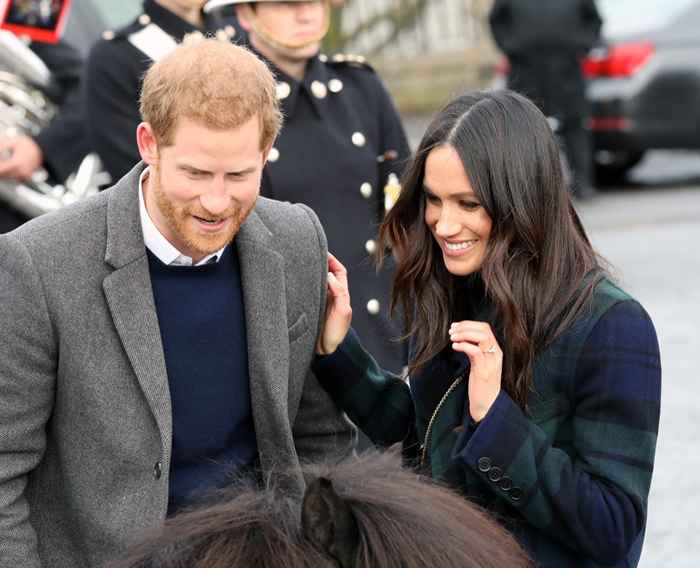 Voir Meghan Markle porter un superbe manteau à carreaux en Écosse