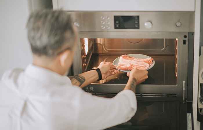 Les 6 aliments les plus dangereux à mettre au micro-ondes, disent les experts