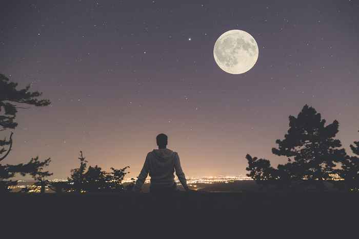 La lune fleurie complète éclairera le ciel ce soir et éclairera une surprise