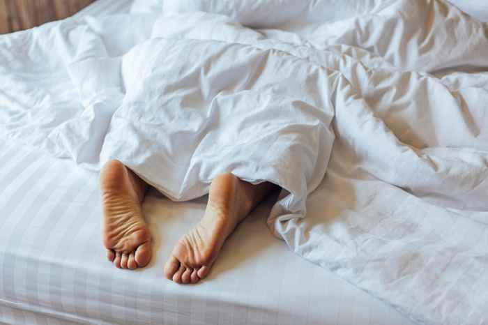 C'est pourquoi tu devrais dormir avec tes pieds à l'extérieur des couvertures