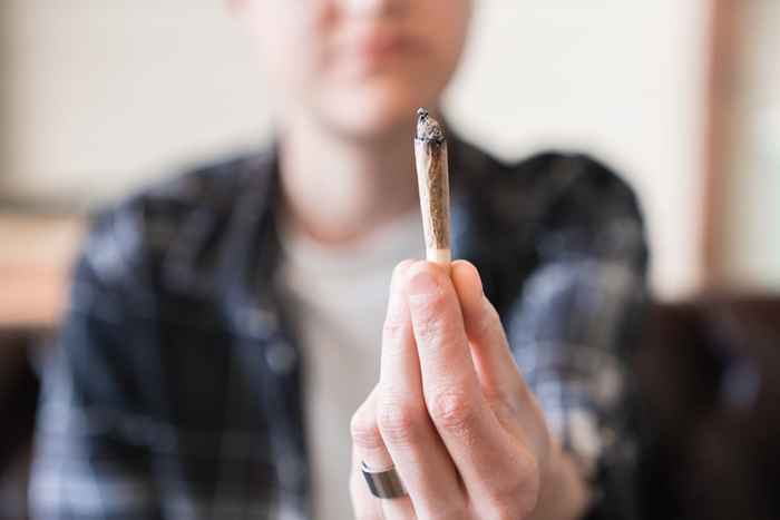 4 Benefícios instantâneos à saúde de deixar a maconha, de acordo com especialistas