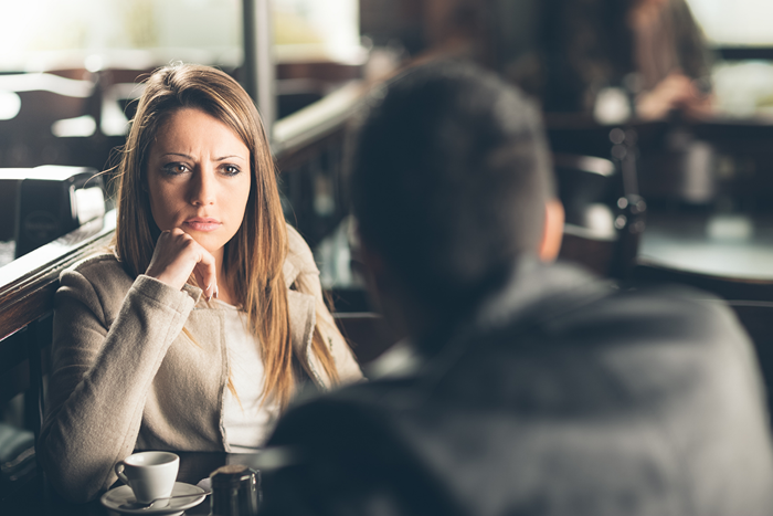 5 Beziehung mit roten Fahnen, die Sie niemals ignorieren sollten, warnen Therapeuten