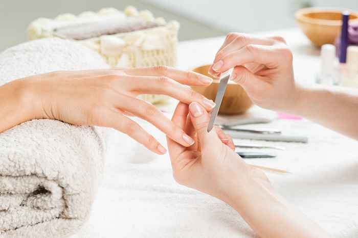 5 formas en que te estás arruinando las uñas, dicen los esteticistas