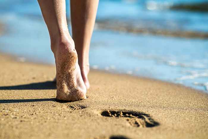 6 trucchi di esperti per mantenere i talloni lisci per la stagione della spiaggia