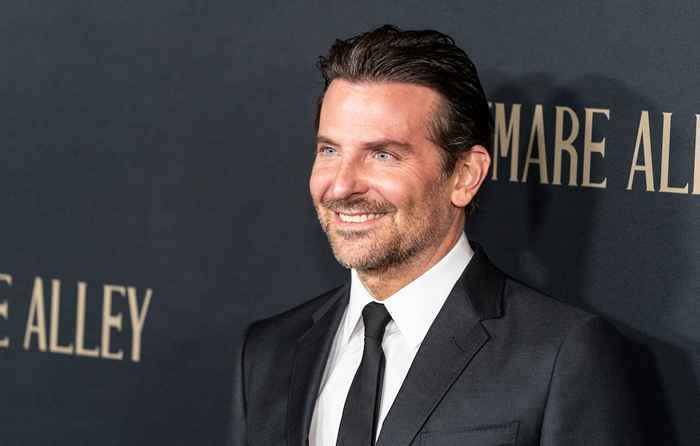 Bradley Cooper sembra irriconoscibile suonando questa icona di Hollywood