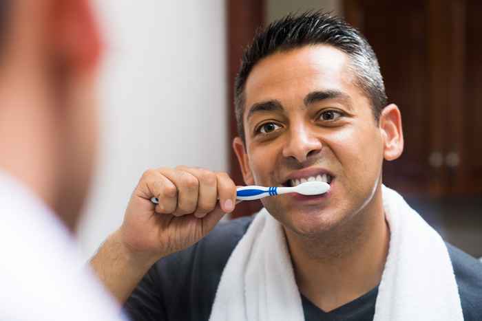 Fazendo isso enquanto escova os dentes pode estar machucando seu cérebro, o doutor avisa