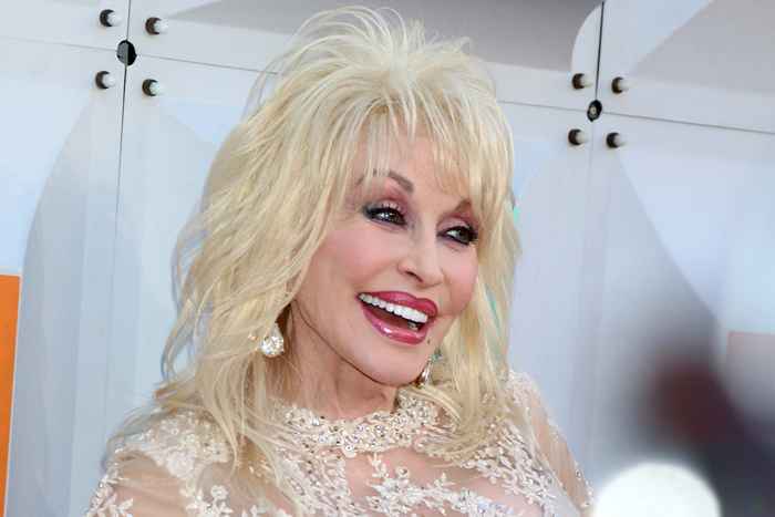 Dolly Parton hat gerade das Geheimnis enthüllt, um ihre 56-jährige Ehe scharf zu halten