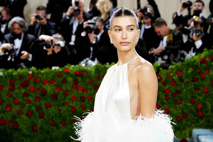 Hailey Bieber sier at dette var det første tegnet på en blodpropp i hjernen hennes