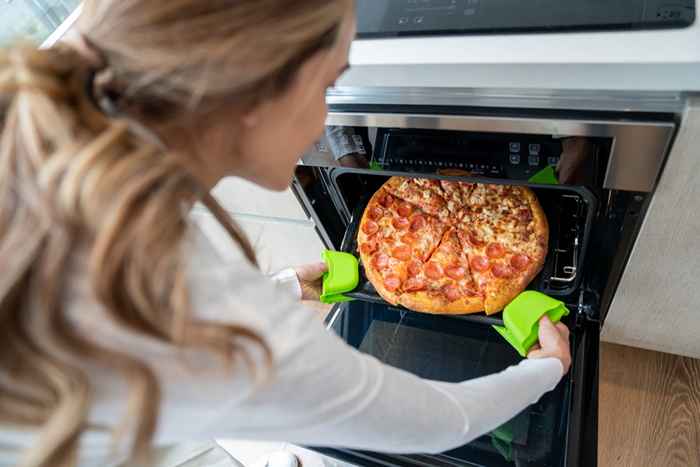 Jeśli masz taką mrożoną pizzę w domu, nie jedz jej, urzędnicy ostrzegają