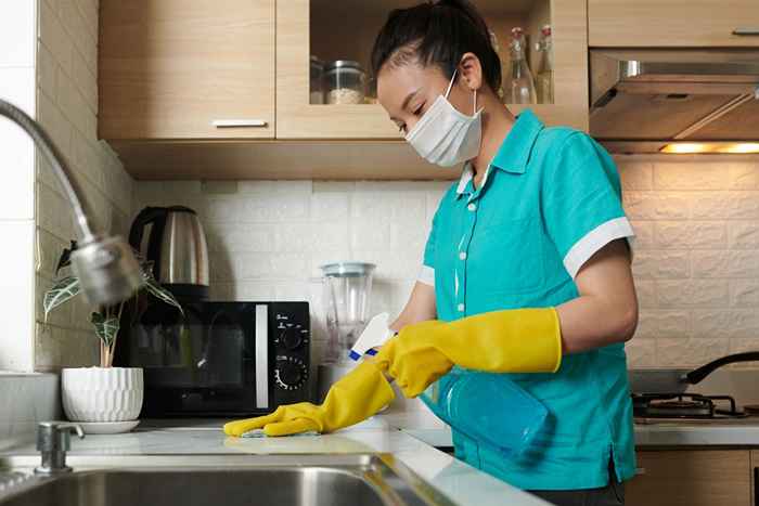 Si notas esto en tu cocina, limpia con una máscara y guantes