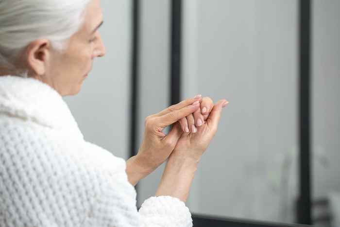 Si nota esto en sus uñas, lo revisen por cáncer, los expertos advierten