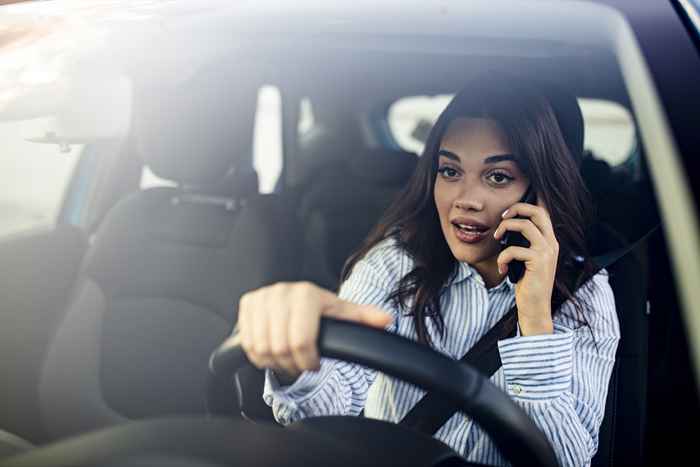 Wenn Sie dies während der Fahrt bemerken, rufen Sie 911 an, die Behörden warnen