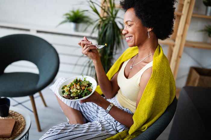 Se você perceber isso enquanto come, pode ser um sinal precoce de menopausa