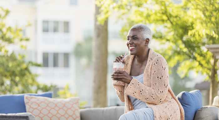 Si vous avez plus de 50 ans, faire cela pendant que vous buvez vous fait paraître plus vieux