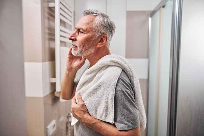 Si tiene más de 65 años, no mantenga esto en su baño, los expertos advierten