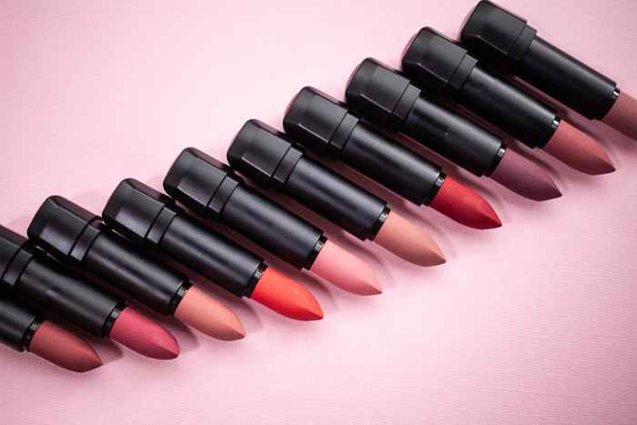 Se hai più di 65 anni, non indossare questo colore del rossetto, avvertono gli esperti