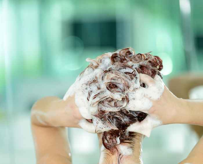 Ne faites jamais cela sous la douche si vous avez des cheveux bouclés, les experts avertissent