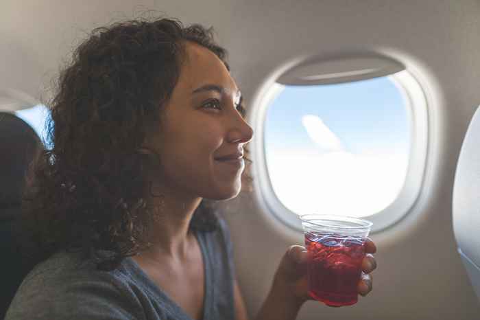 Trinken Sie dies niemals in einem Flugzeug, der Flugbegleiter warnt