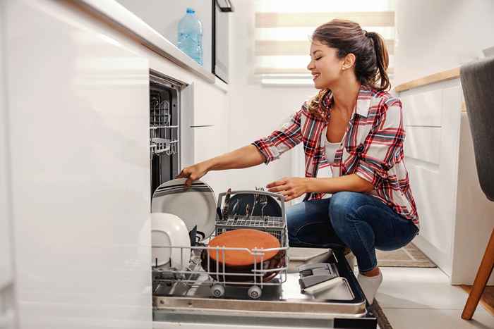 Nunca coloque esses 6 itens na máquina de lavar louça, dizem os especialistas