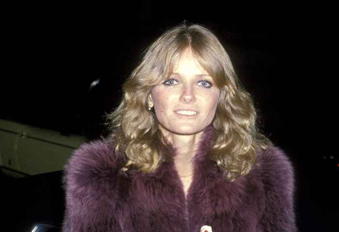 Voir le modèle de maillot de bain des années 70 Cheryl Tiegs maintenant à 74