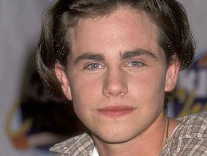 Voir les années 90 Teen Idol Rider Strong maintenant à 42