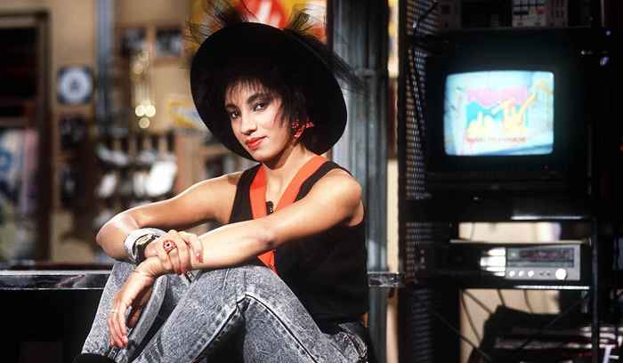 Siehe MTV VJ Downtown Julie Brown jetzt um 58