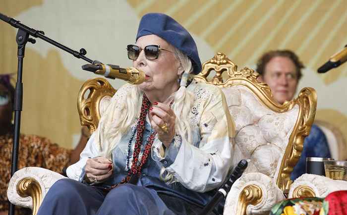 Zobacz emerytowaną legendę Joni Mitchell wykonać pierwszy koncert na żywo od lat