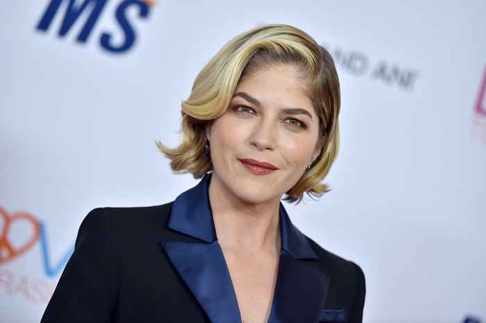 Selma Blair avslører hvordan hun ble edru etter at hun begynte å drikke klokka 7