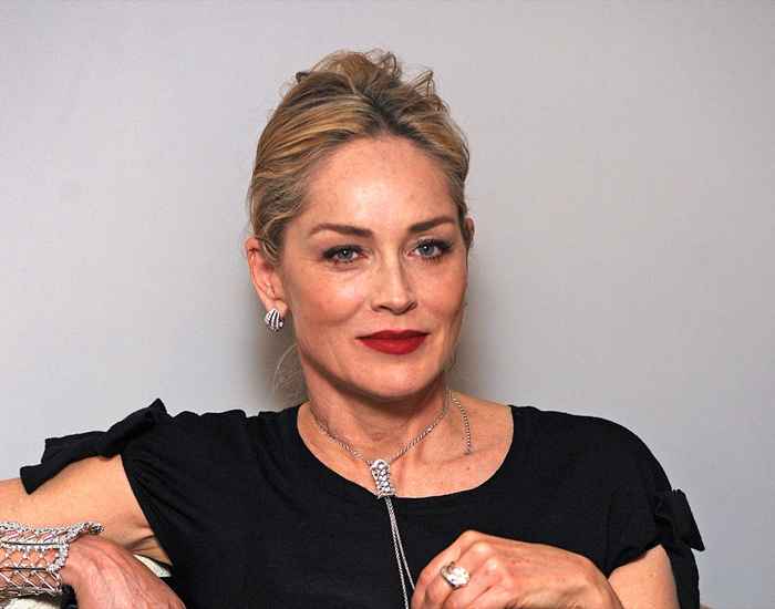 Sharon Stone żałuje, że zadzwoniła pod 911 po tym, jak miała ten objaw udarzenia