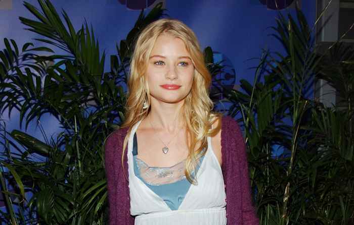 Ha giocato a Claire su Lost. Vedi Emilie de Ravin ora a 40 anni.