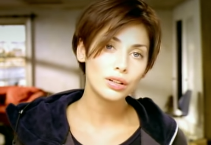 Ela cantou rasgada há 25 anos. Veja Natalie Imbruglia agora aos 47.