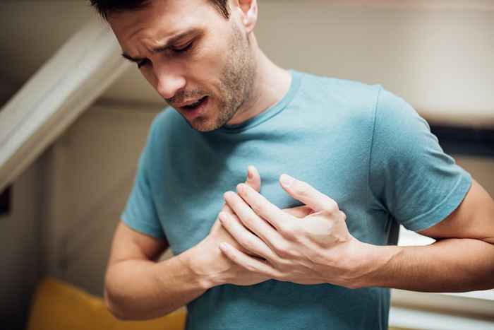 Les 3 signes que votre douleur thoracique n'est pas une crise cardiaque, disent les experts