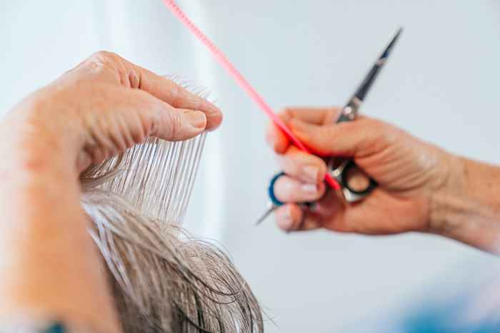 Los 7 mejores peinados para el cabello gris, según los expertos