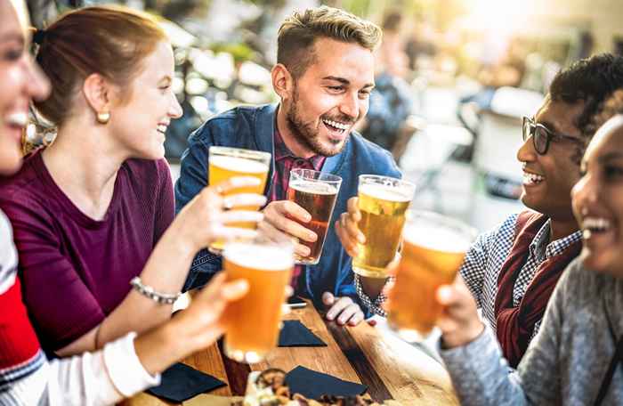 A cerveja que você deve pedir, com base no seu signo do zodíaco