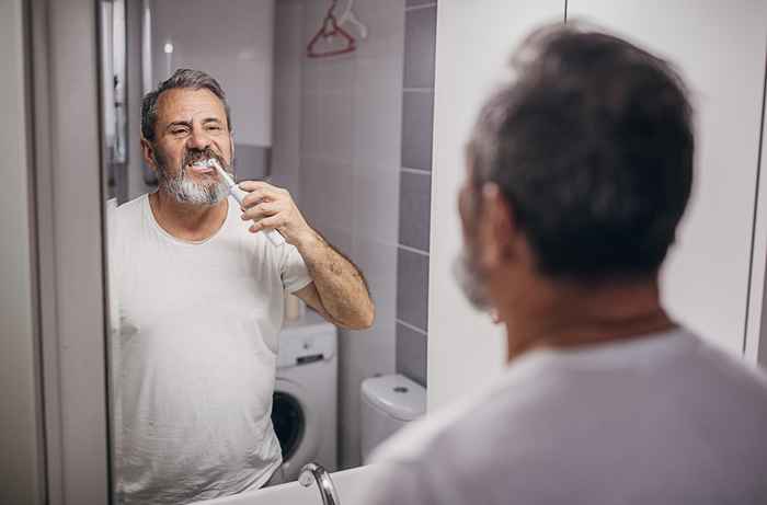 Ten wspólny nawyk łazienki jest katastrofą dla zębów, ostrzega dentysta