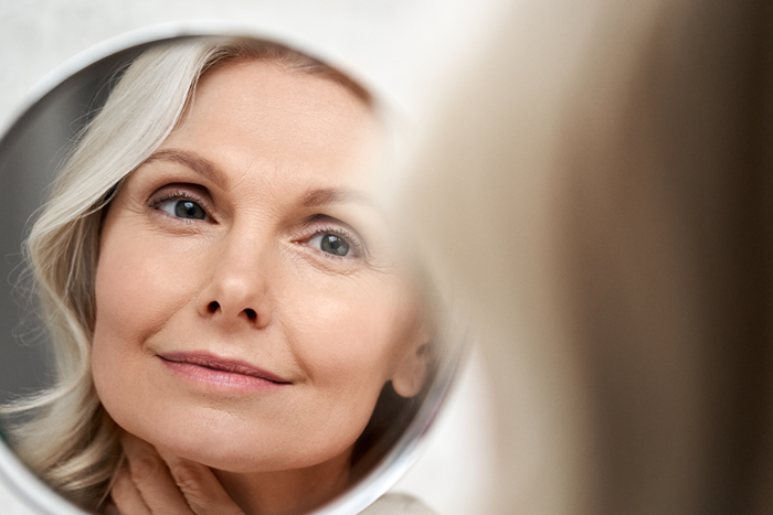 Dieser einfache Make -up -Hack lässt dunkle Augenringe verschwinden