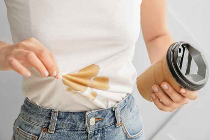 Este grampo de despensa removerá manchas de café das roupas rapidamente