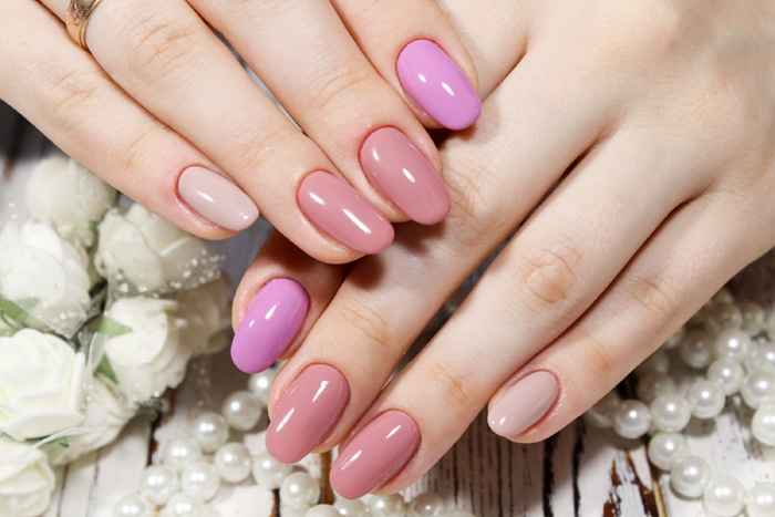 Questo semplice trucco farà durare più a lungo la tua manicure, dicono gli esperti