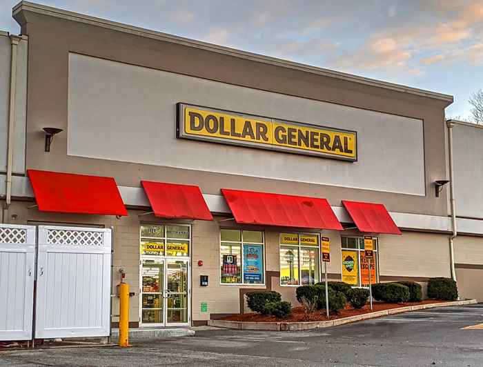 Walmart y Dollar General están bajo fuego por hacer esto a los clientes