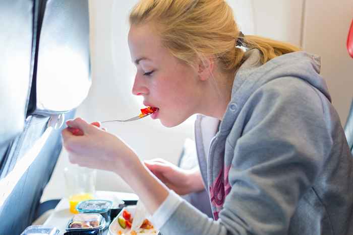 6 refeições de avião que você nunca deve comer, alertam os especialistas