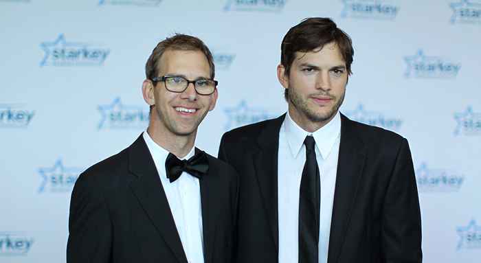 El gemelo de Ashton Kutcher estaba muy enojado, habló sobre su parálisis cerebral