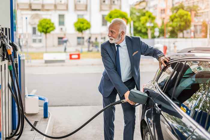 Hacer esto le ahorrará dinero en gasolina en este momento, dicen los expertos