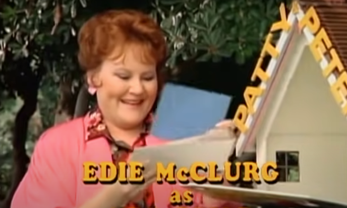 Edie McClurg a joué Mme. Poole sur la famille Hogan. La voir maintenant à 76.